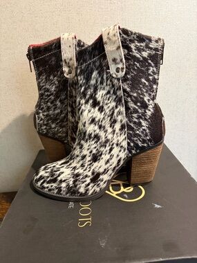 Alcala’s George Cowhair Print Ankle Boots - Black & White